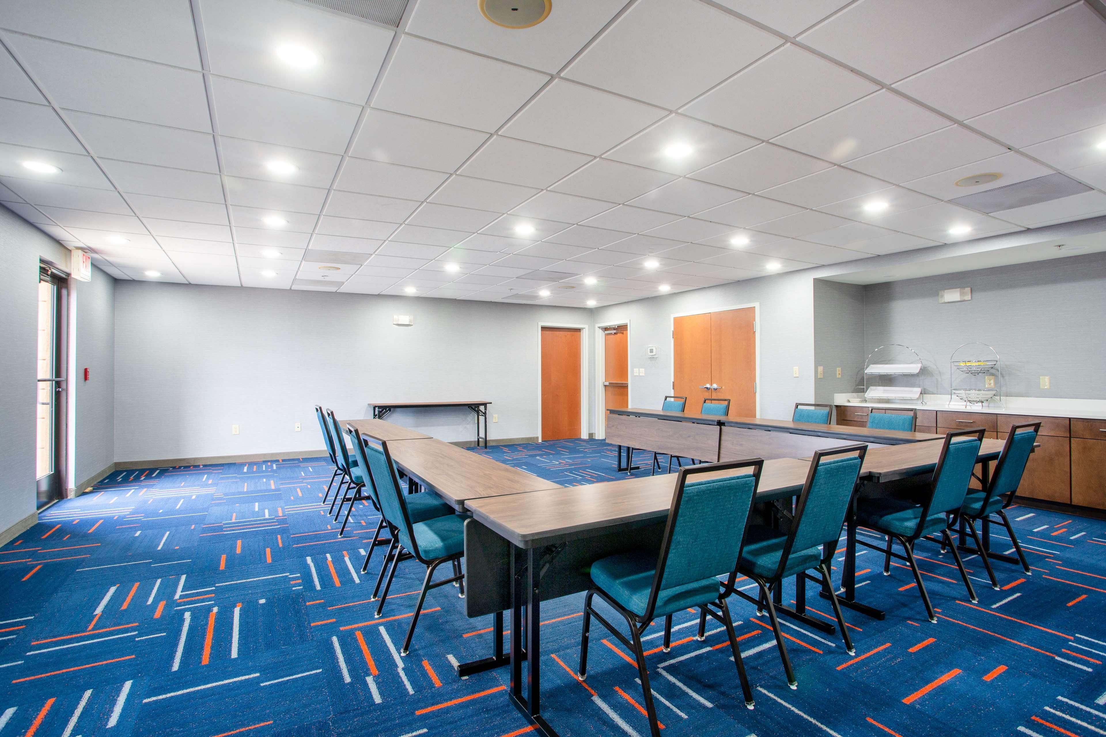 Hampton Inn Елкинс Екстериор снимка
