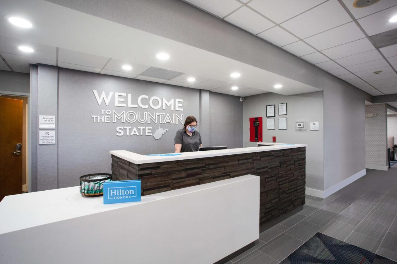 Hampton Inn Елкинс Екстериор снимка