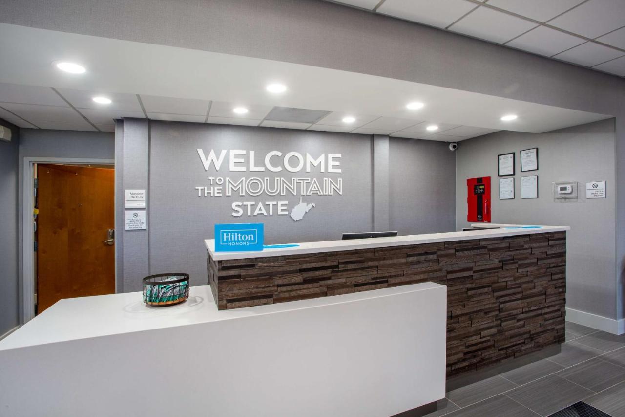 Hampton Inn Елкинс Екстериор снимка