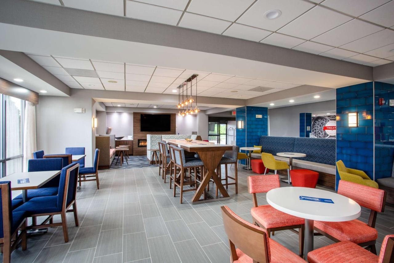 Hampton Inn Елкинс Екстериор снимка