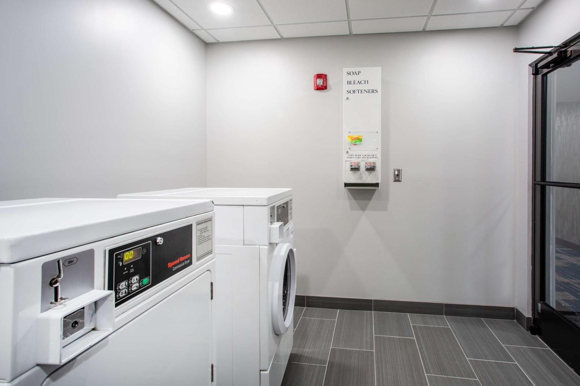 Hampton Inn Елкинс Екстериор снимка
