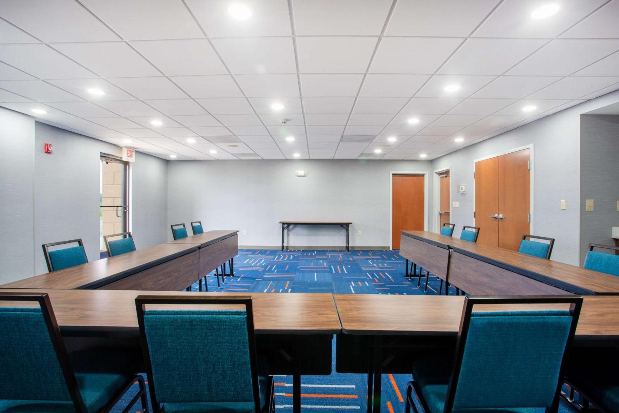 Hampton Inn Елкинс Екстериор снимка