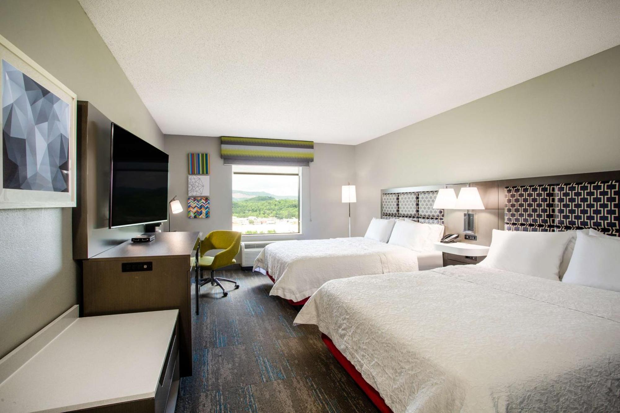 Hampton Inn Елкинс Екстериор снимка