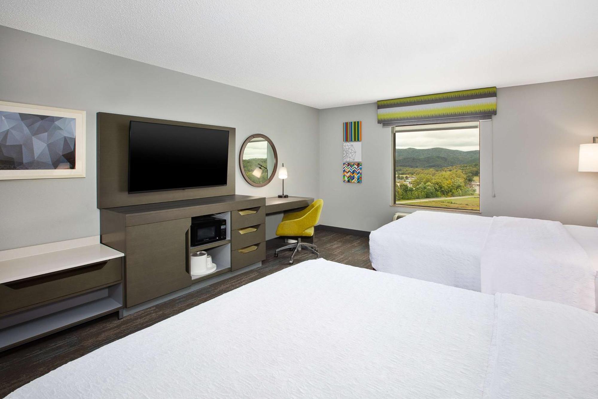 Hampton Inn Елкинс Екстериор снимка
