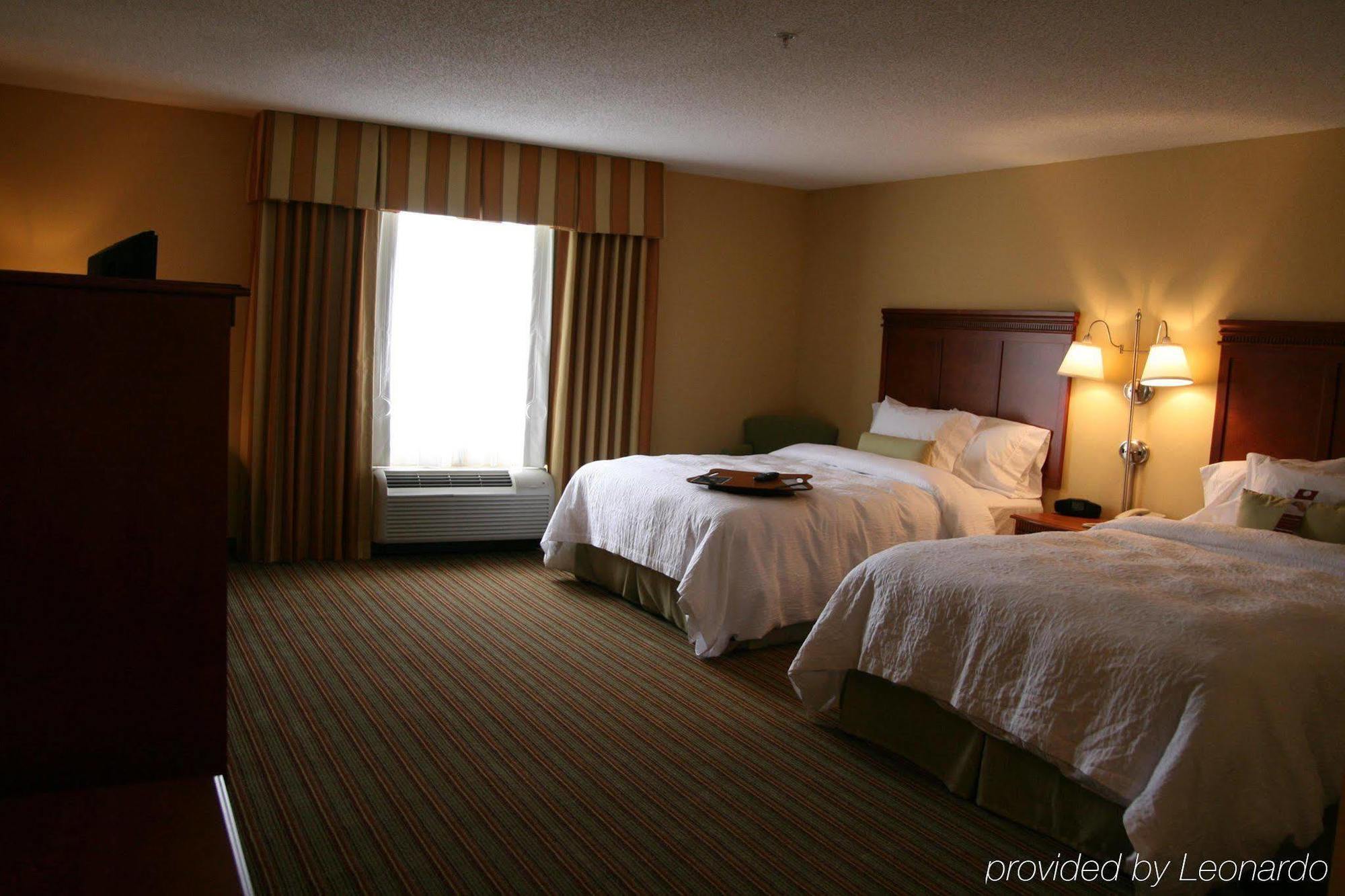Hampton Inn Елкинс Стая снимка