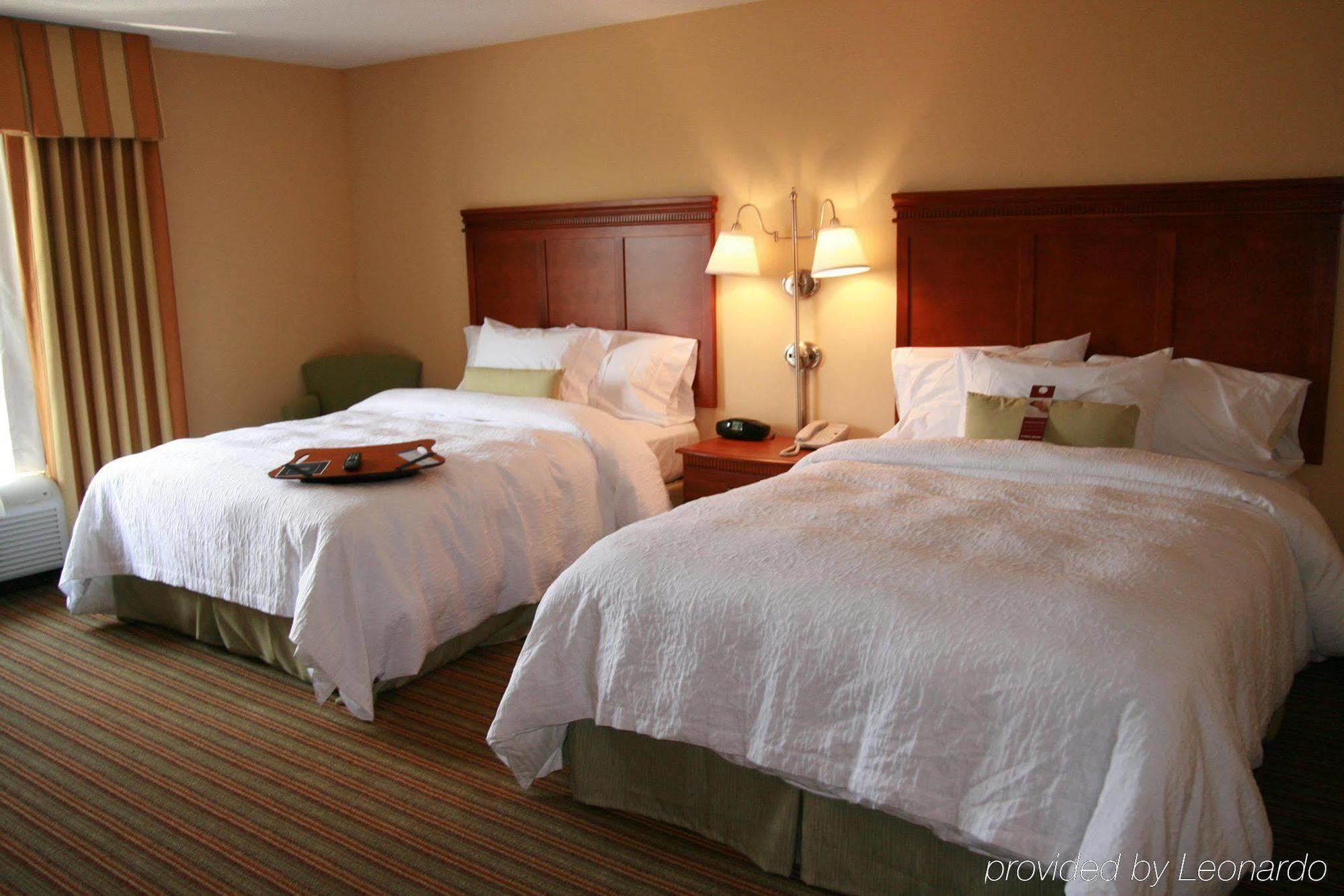 Hampton Inn Елкинс Екстериор снимка