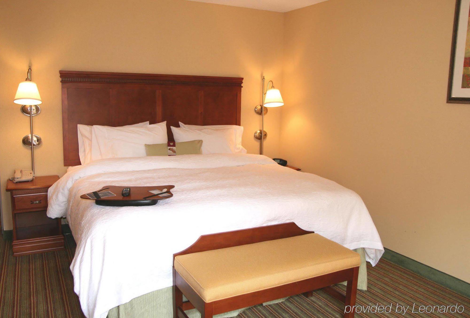 Hampton Inn Елкинс Стая снимка