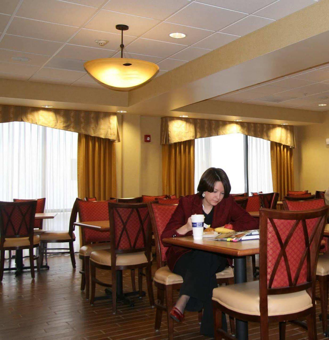 Hampton Inn Елкинс Ресторант снимка