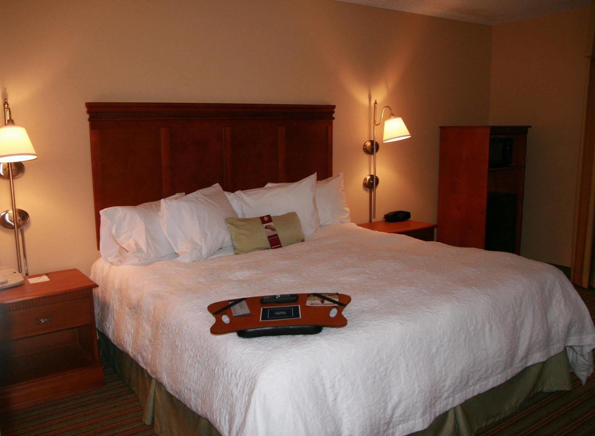 Hampton Inn Елкинс Стая снимка