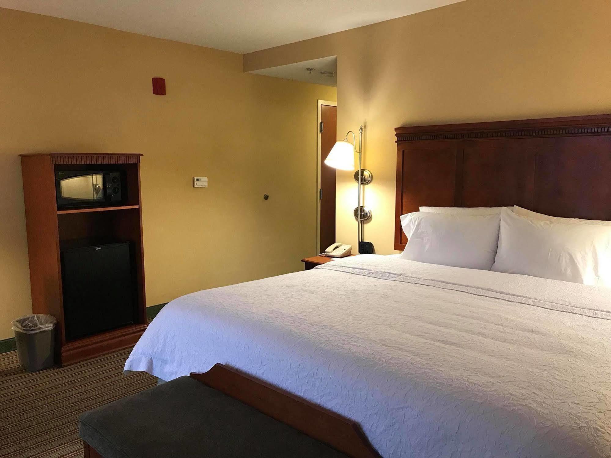 Hampton Inn Елкинс Екстериор снимка