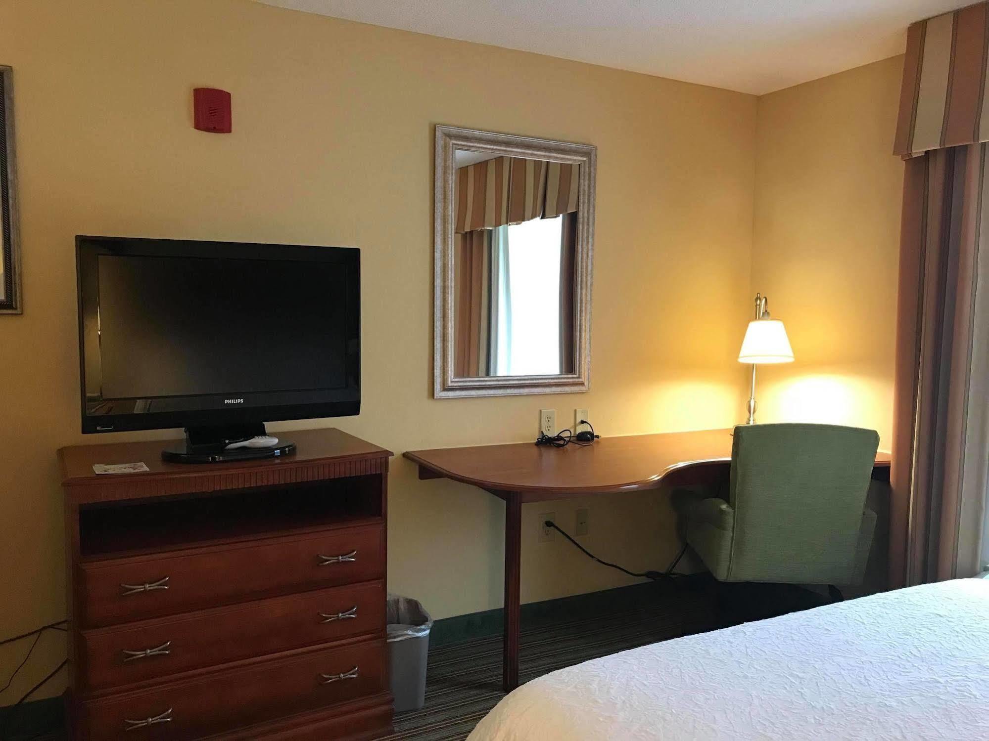 Hampton Inn Елкинс Екстериор снимка
