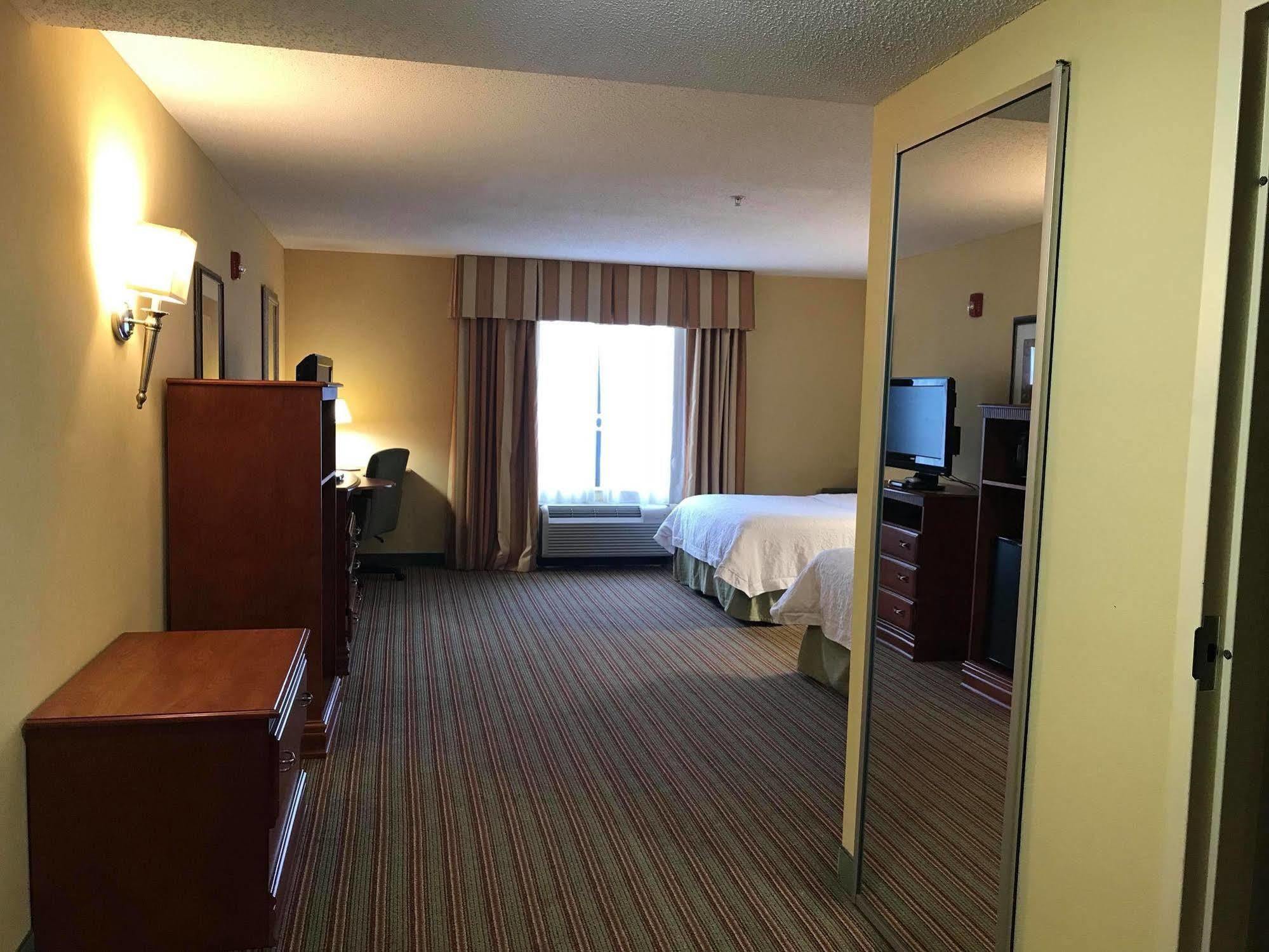 Hampton Inn Елкинс Екстериор снимка