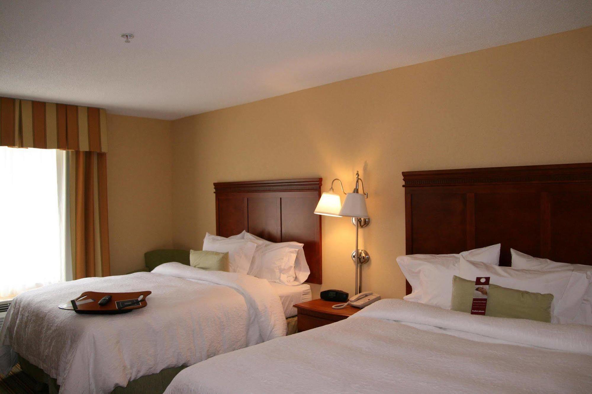 Hampton Inn Елкинс Стая снимка