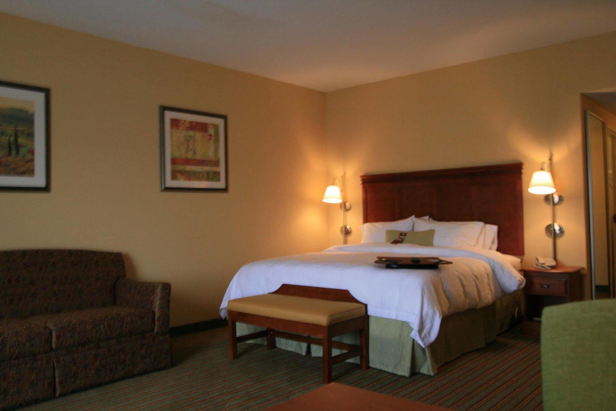 Hampton Inn Елкинс Стая снимка