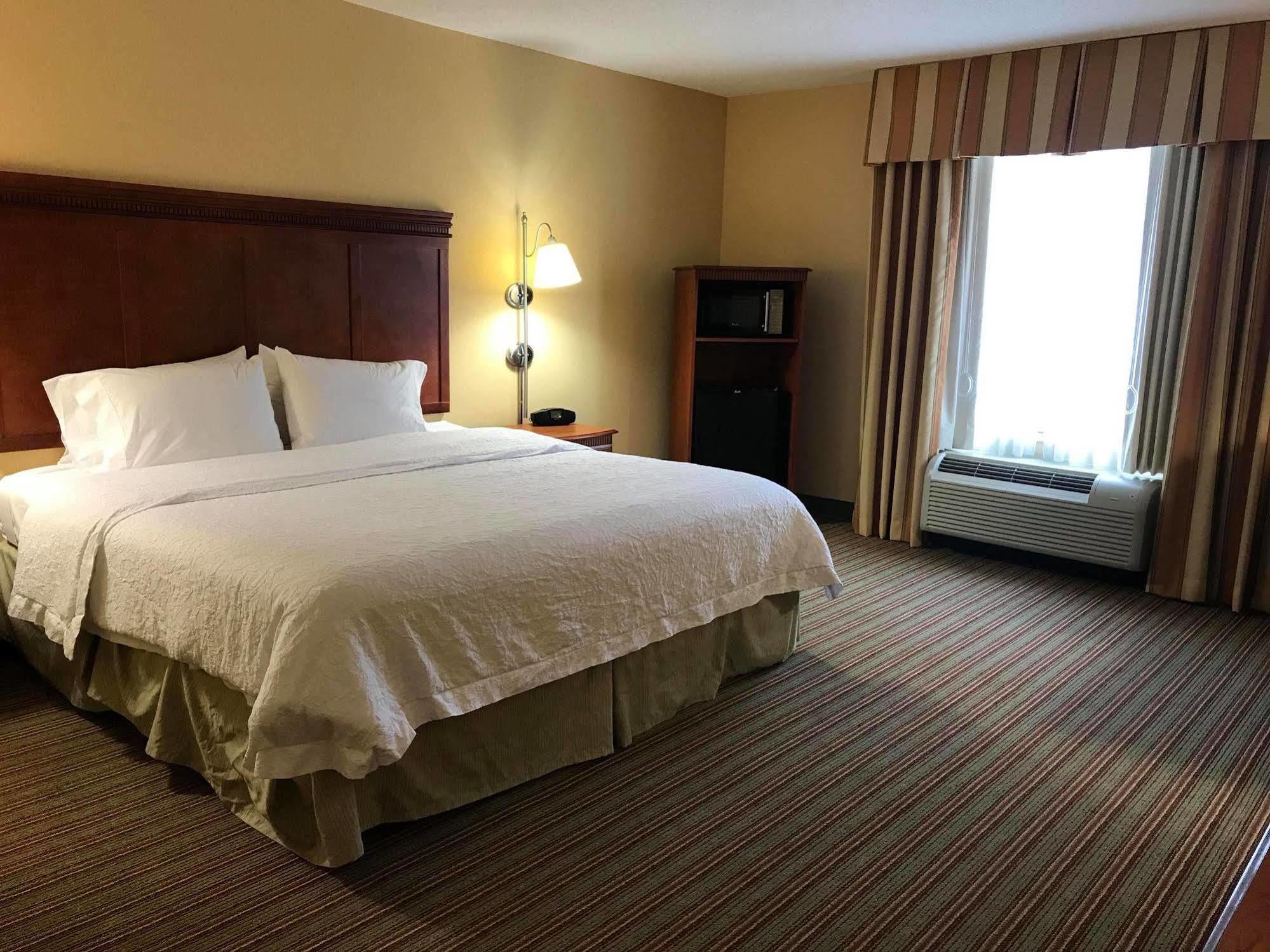 Hampton Inn Елкинс Екстериор снимка