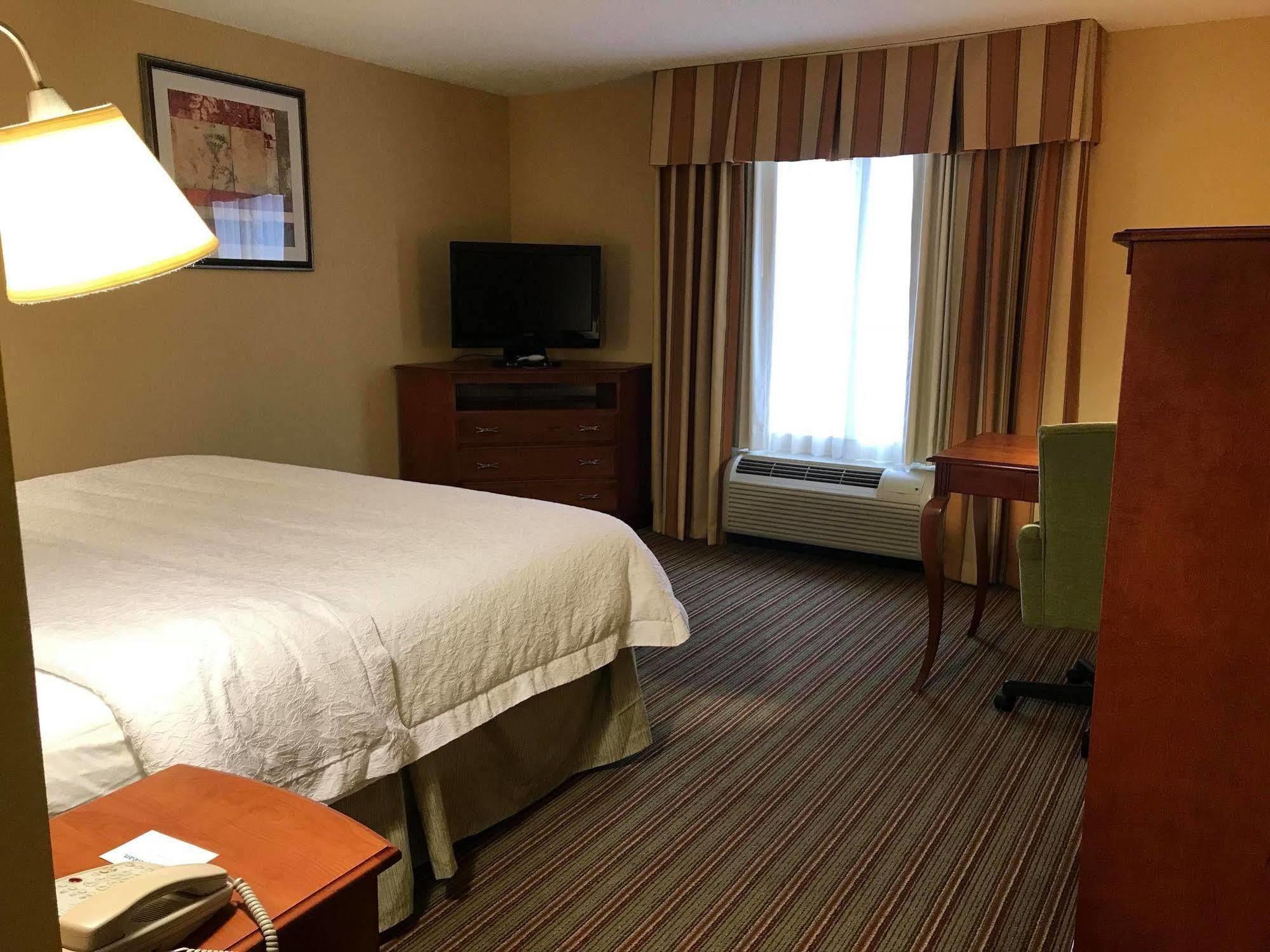 Hampton Inn Елкинс Екстериор снимка