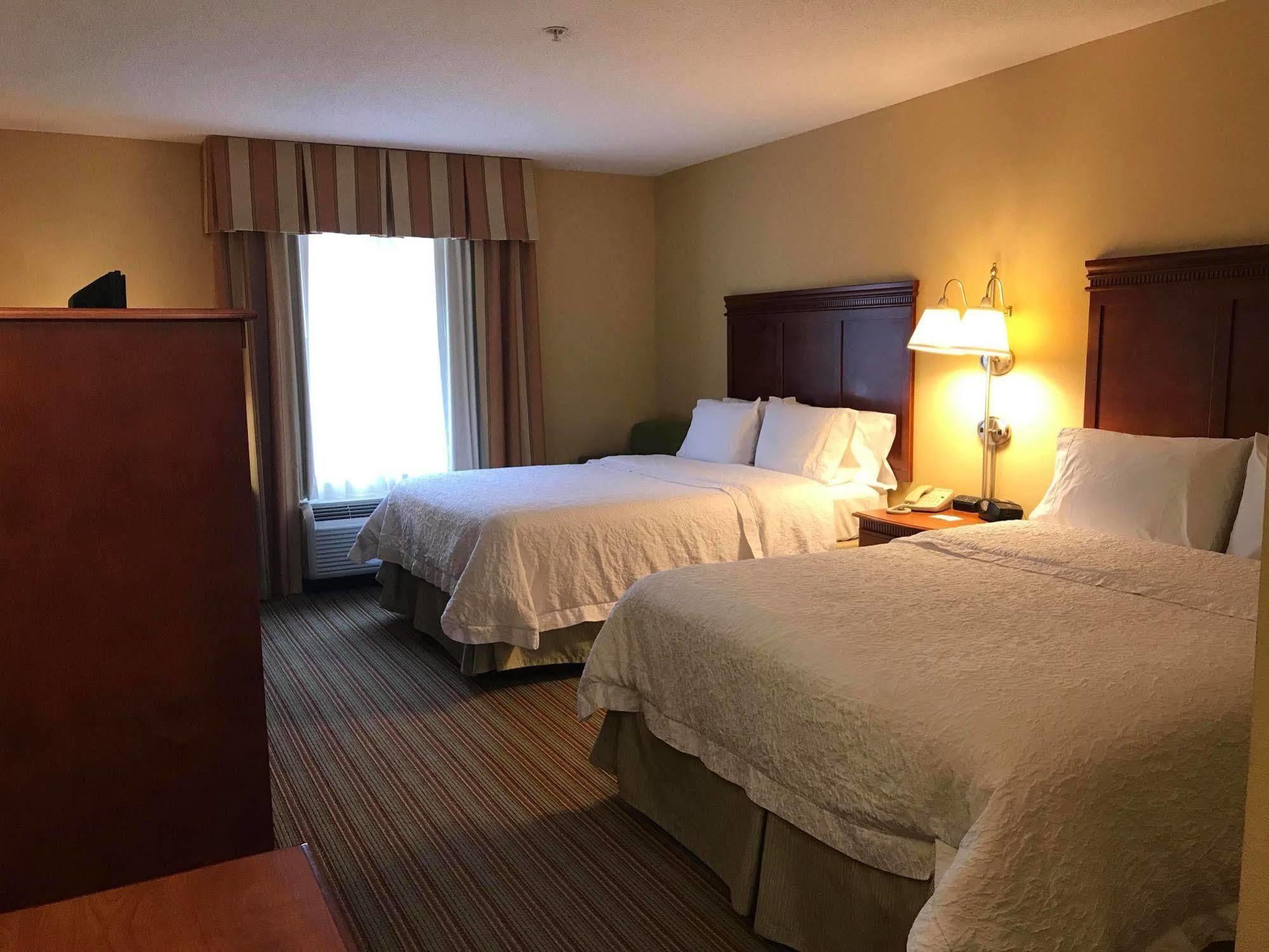 Hampton Inn Елкинс Екстериор снимка