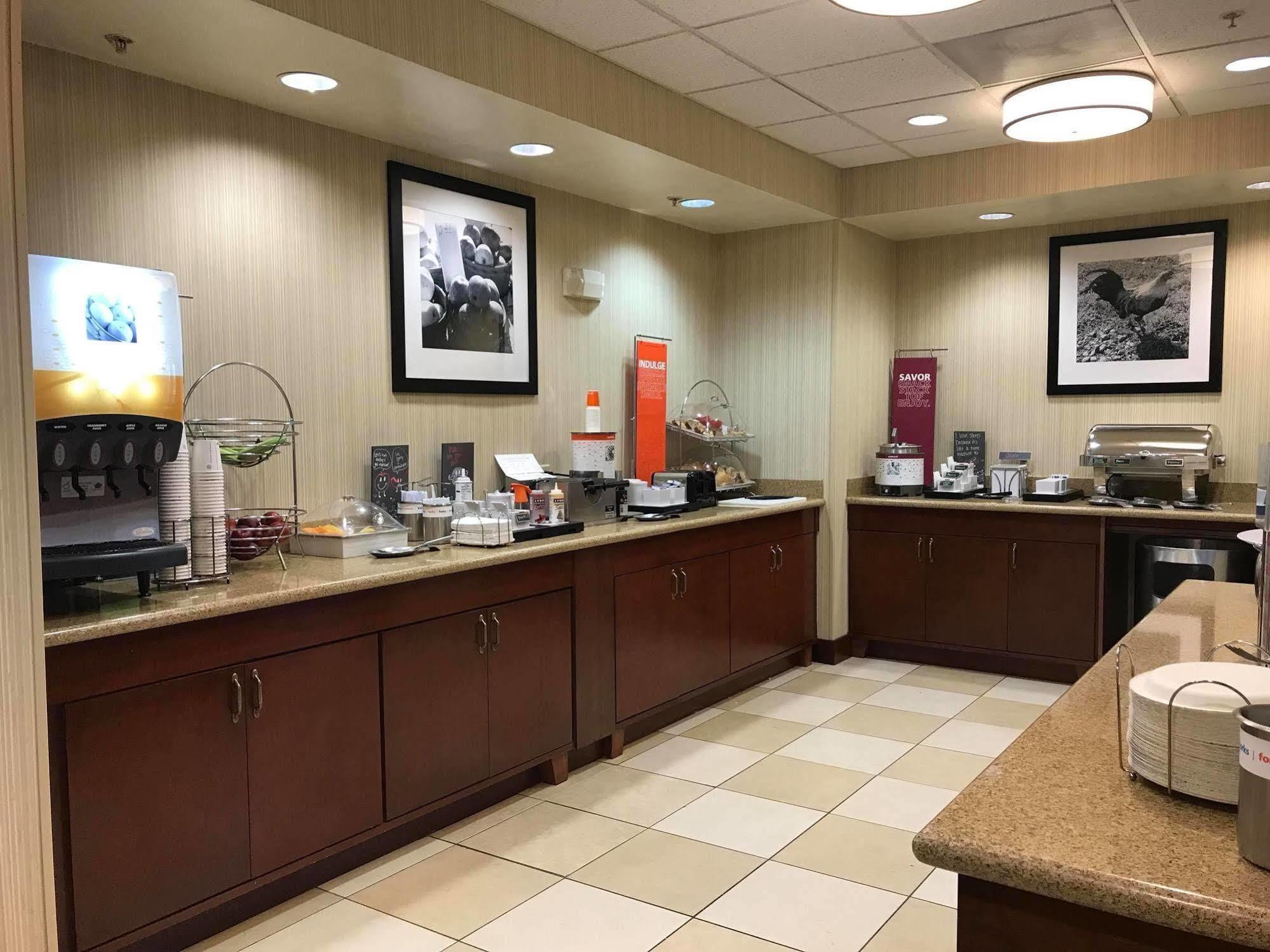 Hampton Inn Елкинс Екстериор снимка