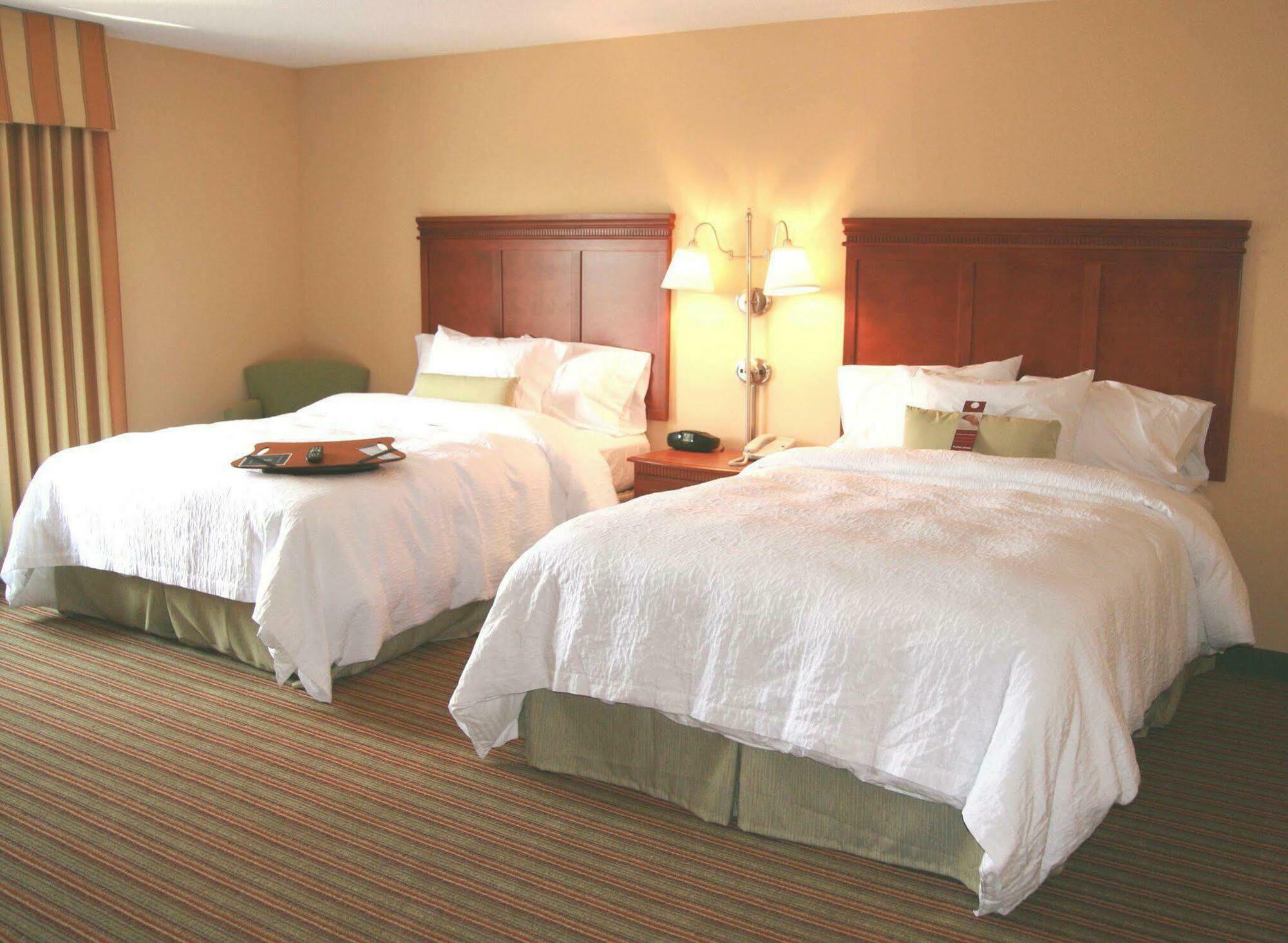 Hampton Inn Елкинс Стая снимка